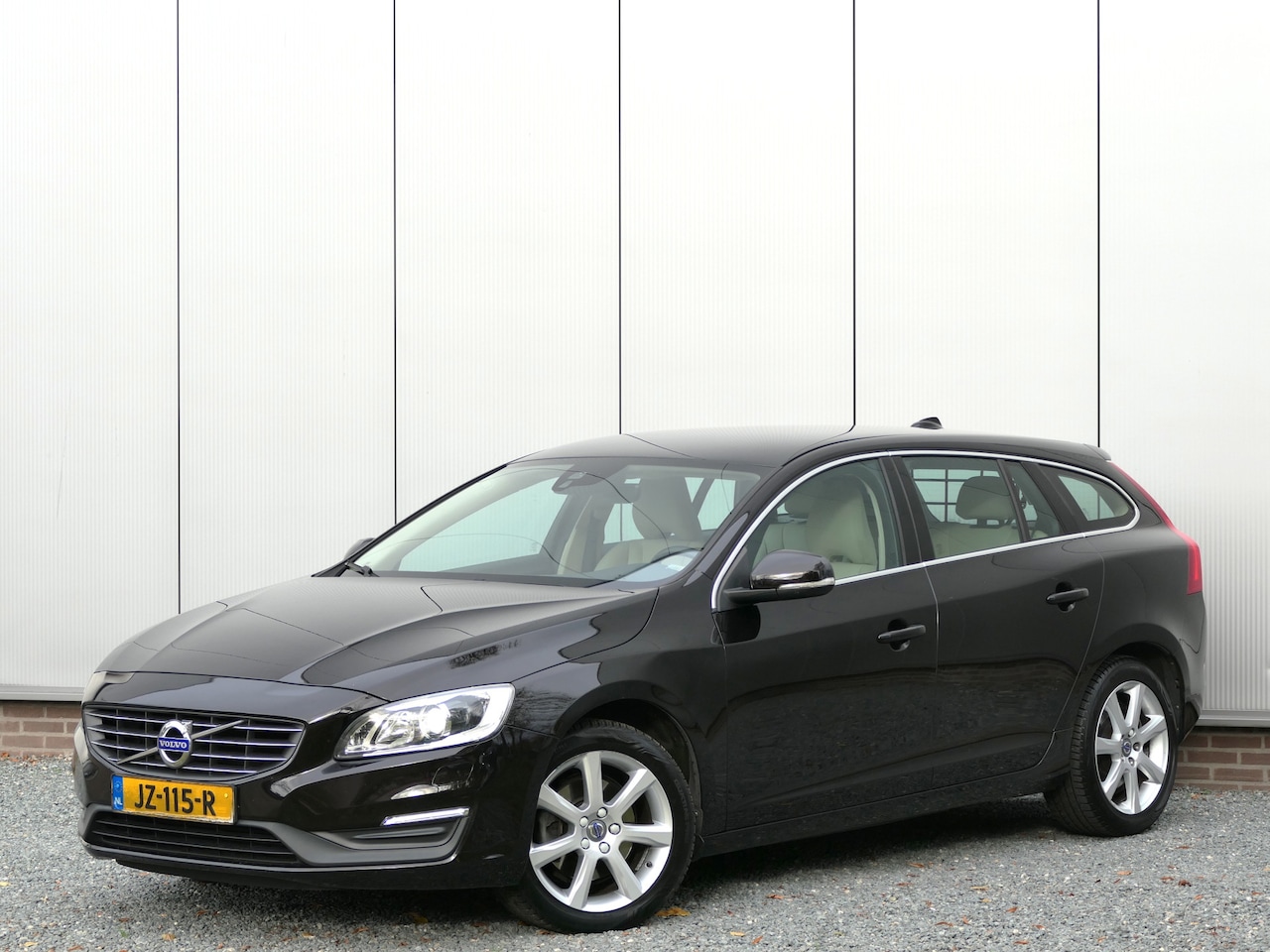 Volvo V60 - T2 AUT Momentum Trekhaak / Xenon / Navi / Cruise control - AutoWereld.nl