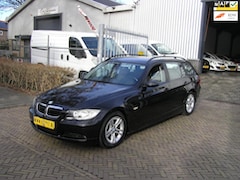 BMW 3-serie Touring - 320i airco navigatie als de motor warm is rook de iets motor maar rijd zeer goed
