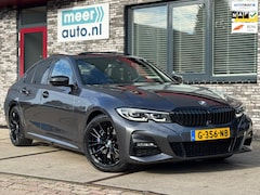 BMW 3-serie - 320i High Executive M-SPORT VOL SCHUIFDAK l H/K l HUD l 360 l CARPLAY l DAB l M-PERF REMME