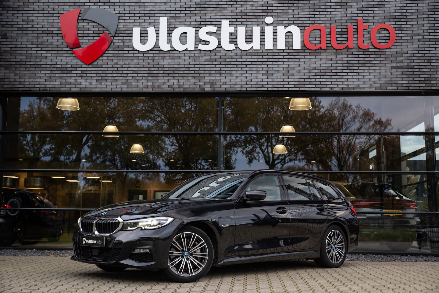 BMW 3-serie Touring - 330e High Executive M-Sport , Adap. cruise, Trekhaak, Stoel/stuurverwarming, - AutoWereld.nl