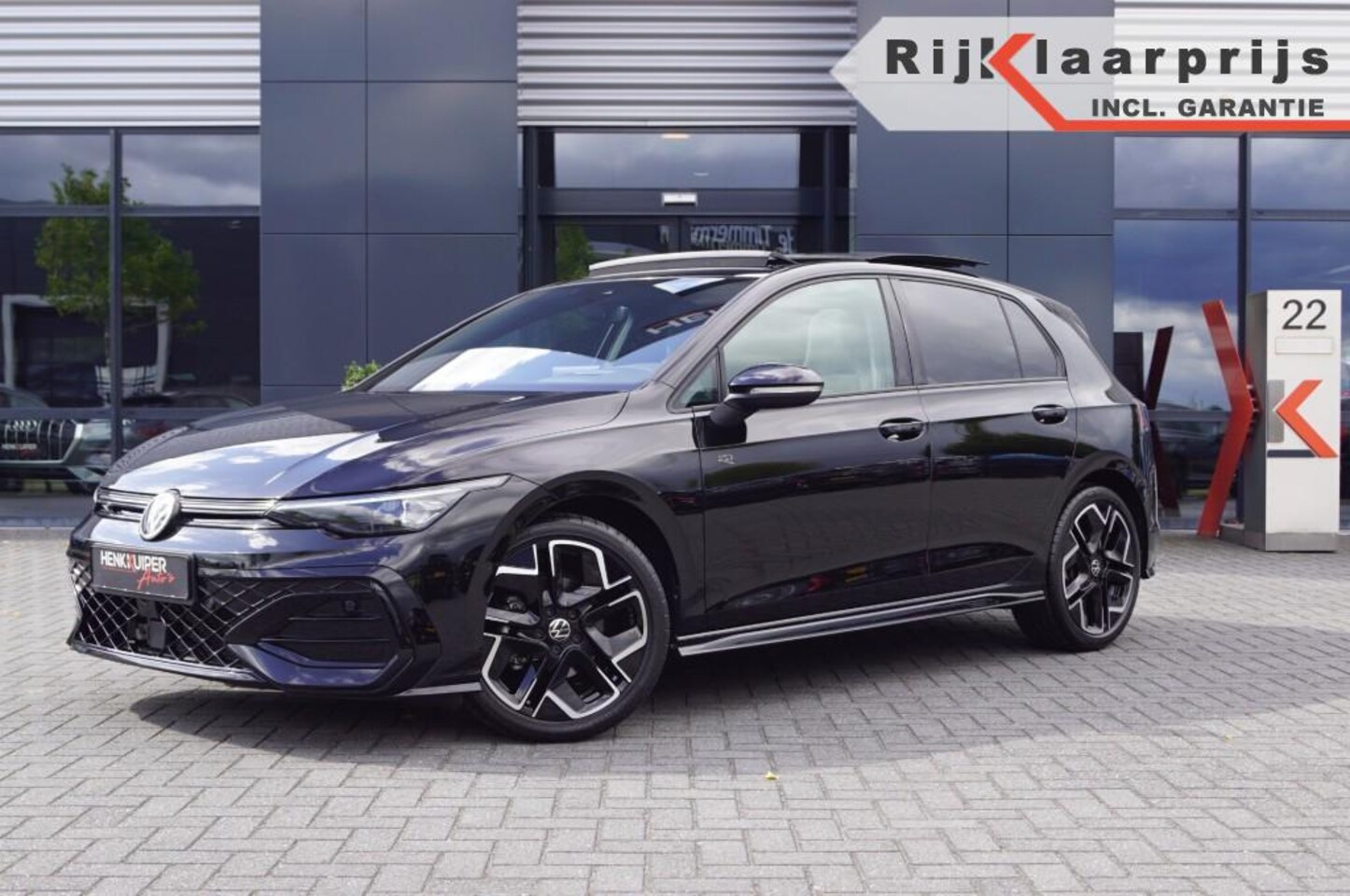 Volkswagen Golf - R-line 1.5 eTSI 150pk DSG facelift Black style/Panodak /Camera /IQ Matrix LED /Head-up - AutoWereld.nl