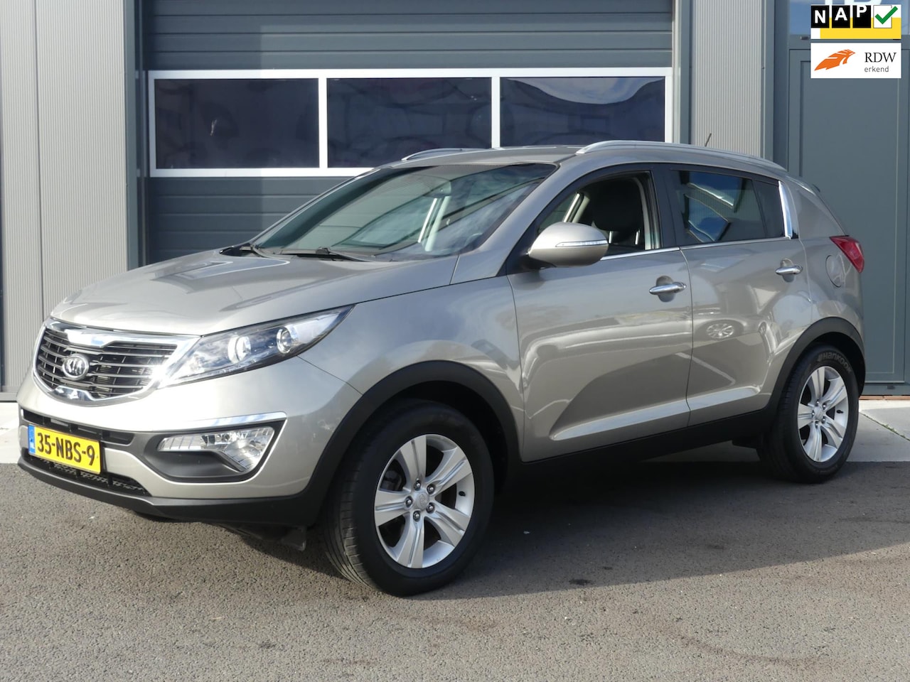 Kia Sportage - 2.0 163PK Climate Control PDC LED Bluetooth Org. NL-Auto Lage km stand NAP Boekjes + 2 Sle - AutoWereld.nl