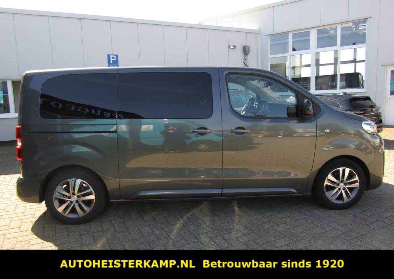 Peugeot e-Traveller - 75 kWh Business VIP L2 37.000 EX BTW 2 EL. Schuifdeuren Panoramadak Leder Massage Navi Cam - AutoWereld.nl