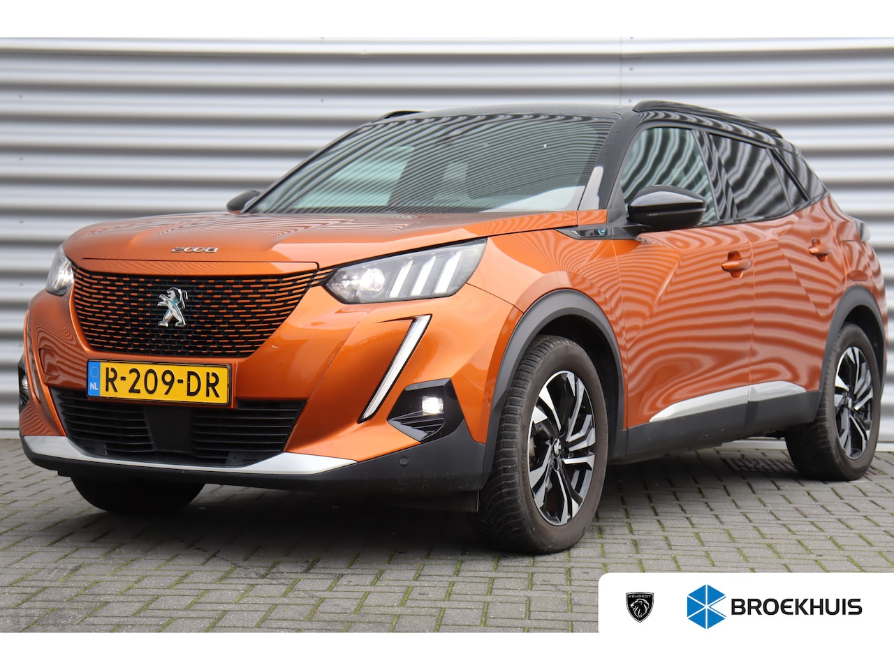 Peugeot e-2008 - 50KWH 136PK GT-LINE AUTOMAAT / NAVI / LEDER / CLIMA / PDC / 17" LMV / CAMERA /  / KEYLESS - AutoWereld.nl