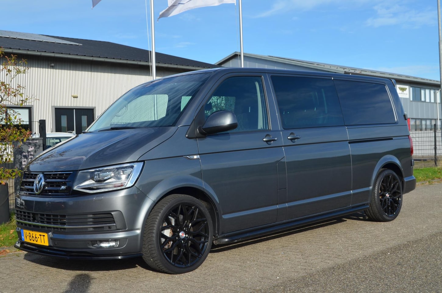 Volkswagen Transporter - 2.0 TDI L2H1 DC Highline Leer|ACC|2x Schuif|Navi - AutoWereld.nl