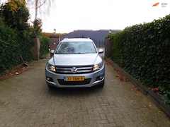 Volkswagen Tiguan - 1.4 TSI Sport&Style zeer nette auto net nieuwe distributie ketting en nieuwe apk met onder