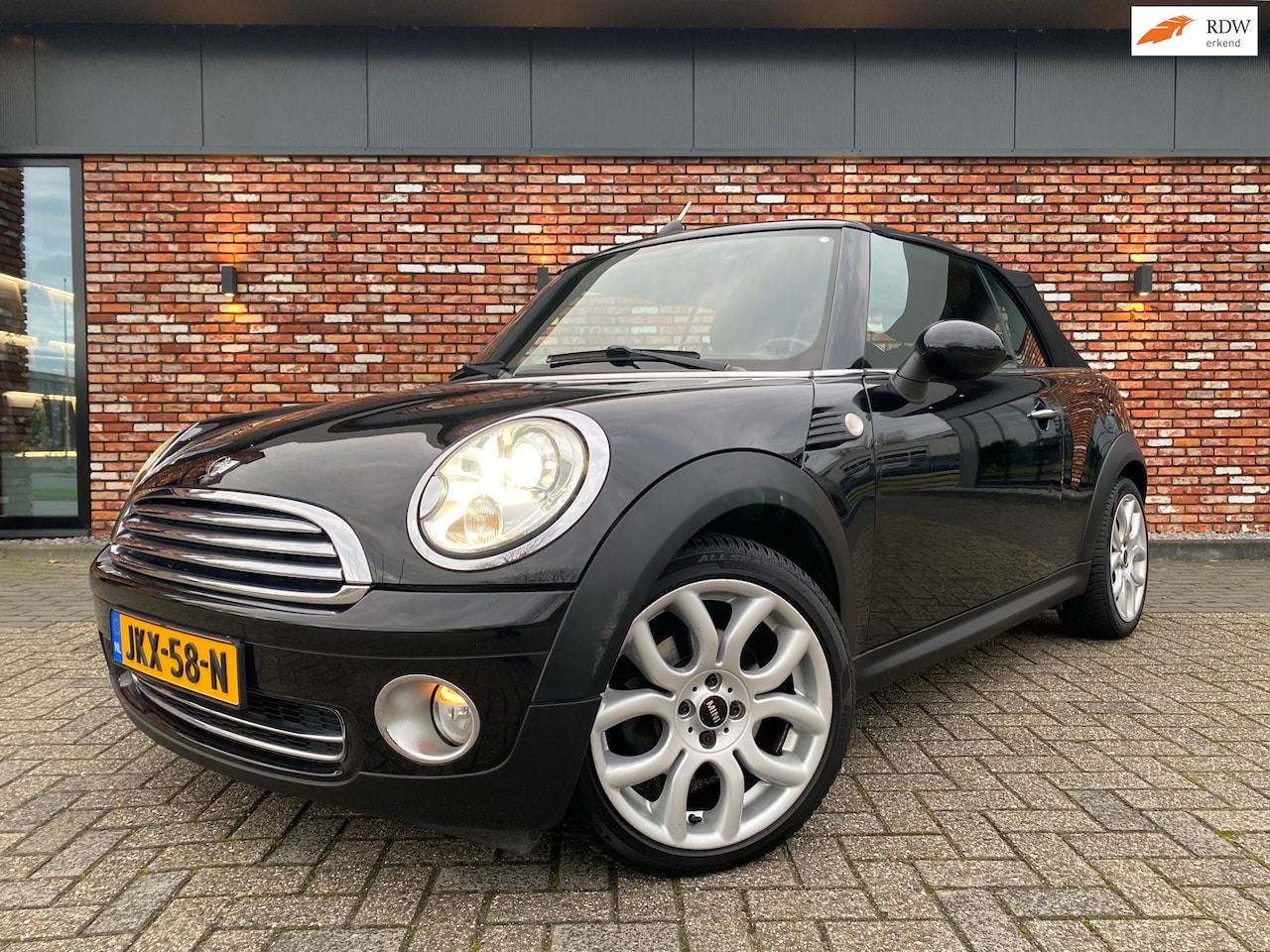 MINI Cabrio - Mini 1.6 Cooper Chili Leer 17inch 144000km! - AutoWereld.nl