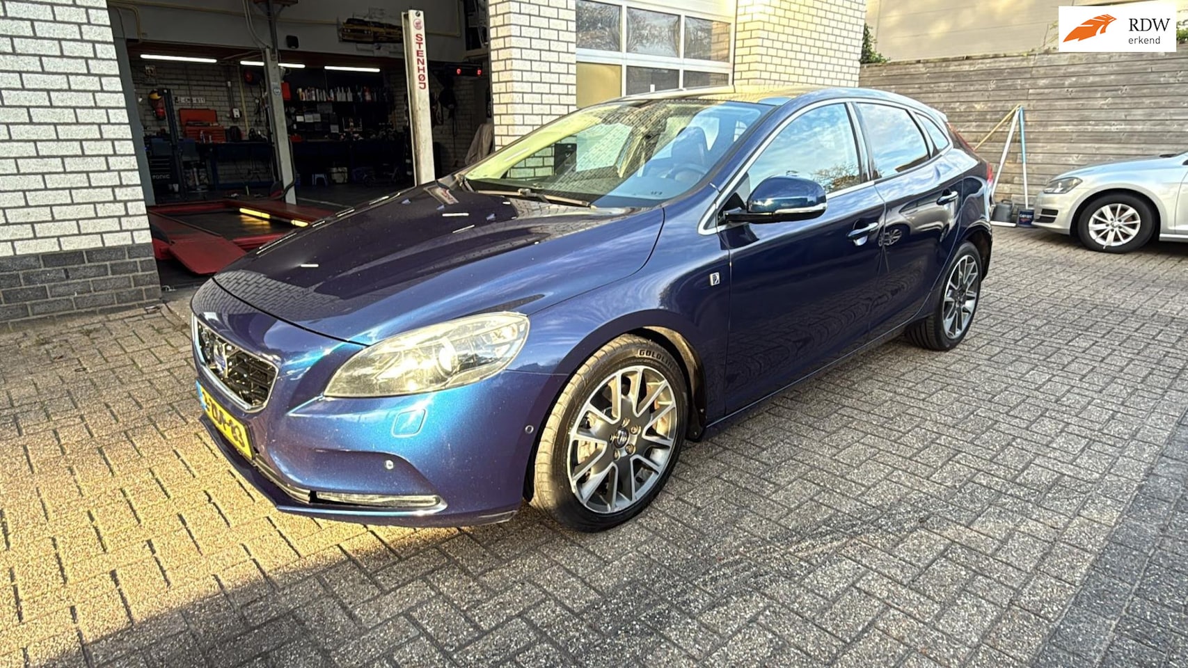 Volvo V40 - 2.0 D4 Ocean Race Business Export - AutoWereld.nl