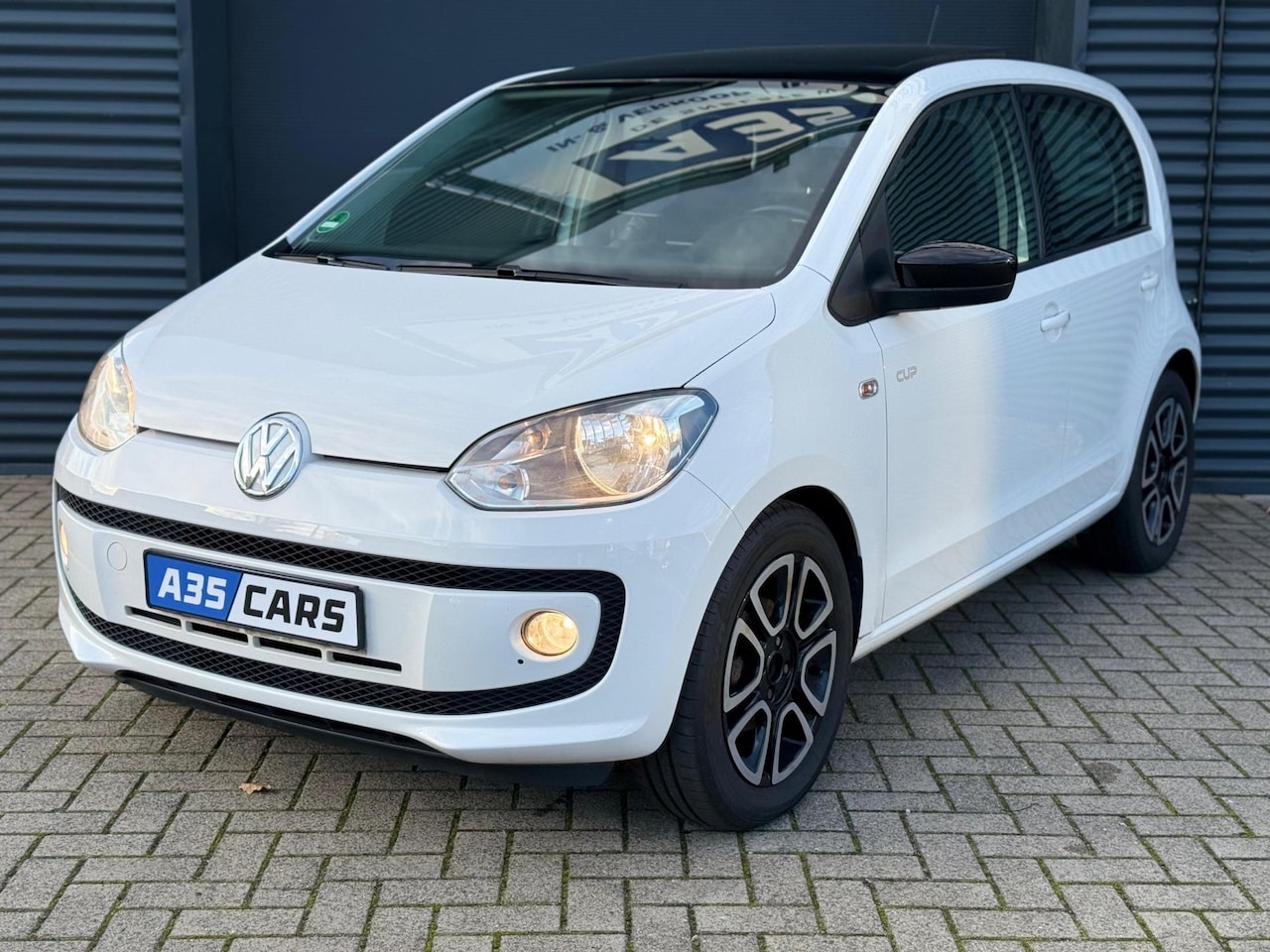 Volkswagen Up! - 1.0 high up! |CUP UP|PANO|AIRCO|STOELVERWARMING|APK|NAVI - AutoWereld.nl