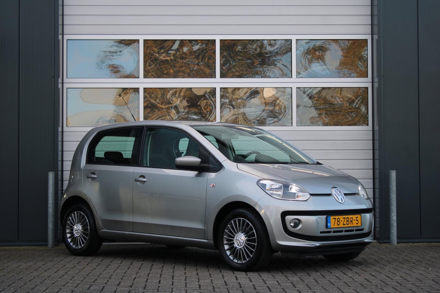 Volkswagen Up! - 1.0 high up! Automaat 5-Deurs Airco/Cruise/PDC/Navi/Bluetooth/15"LM/RadioCD.AUX/Elek.Ramen - AutoWereld.nl