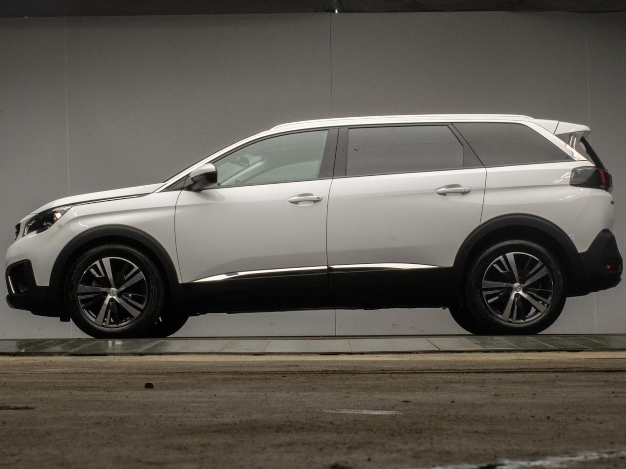 Peugeot 5008 - 1.2 PureTech Allure Sport (APPLE CARPLAY,NAVI,CRUISE,LED,CAMERA,STOELVERWARMING,ELECTRISCH - AutoWereld.nl