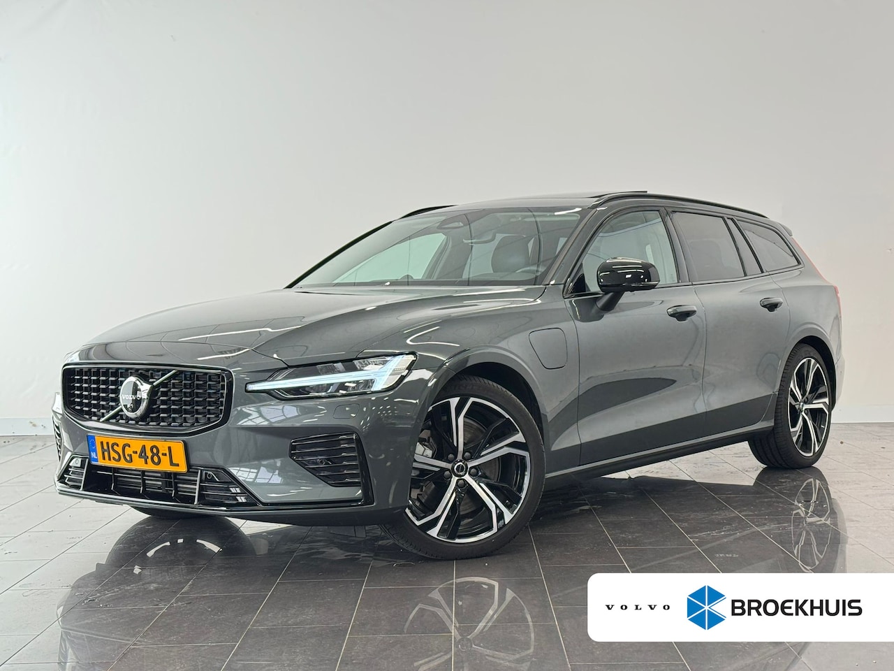 Volvo V60 - T6 Plug-in hybrid AWD Ultra Dark | Achterbank verwarmd | Airco separaat achter | Apple Car - AutoWereld.nl