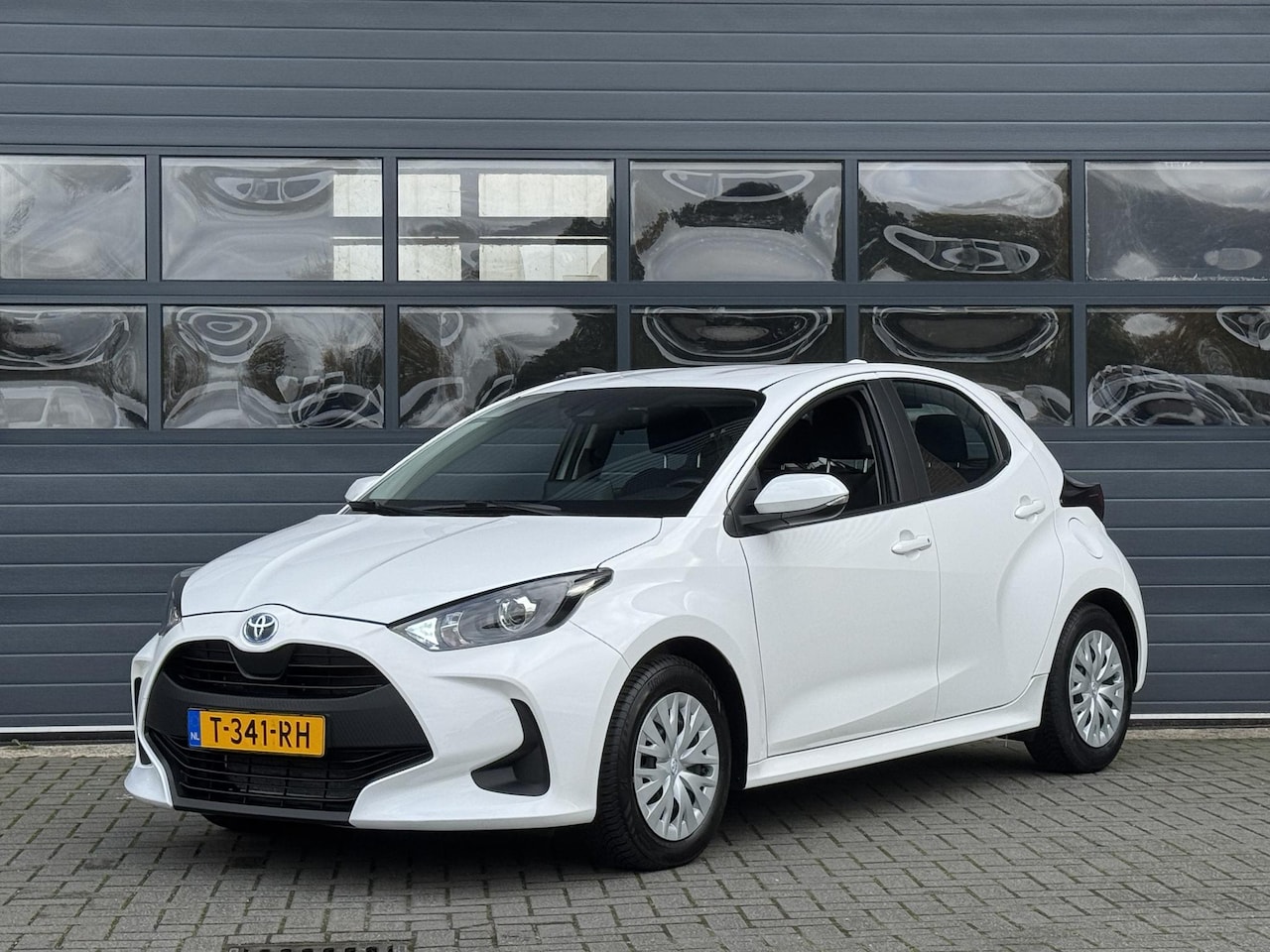Toyota Yaris - 1.5 HYBRID ACTIVE I AUTOMAAT I APPLE CARPLAY I P-CAMERA I ADAPT. CRUISE CONTROL - AutoWereld.nl