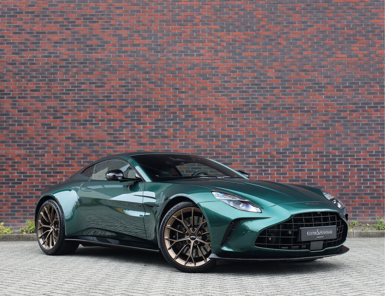 Aston Martin V8 Vantage - | Malachite Green - AutoWereld.nl