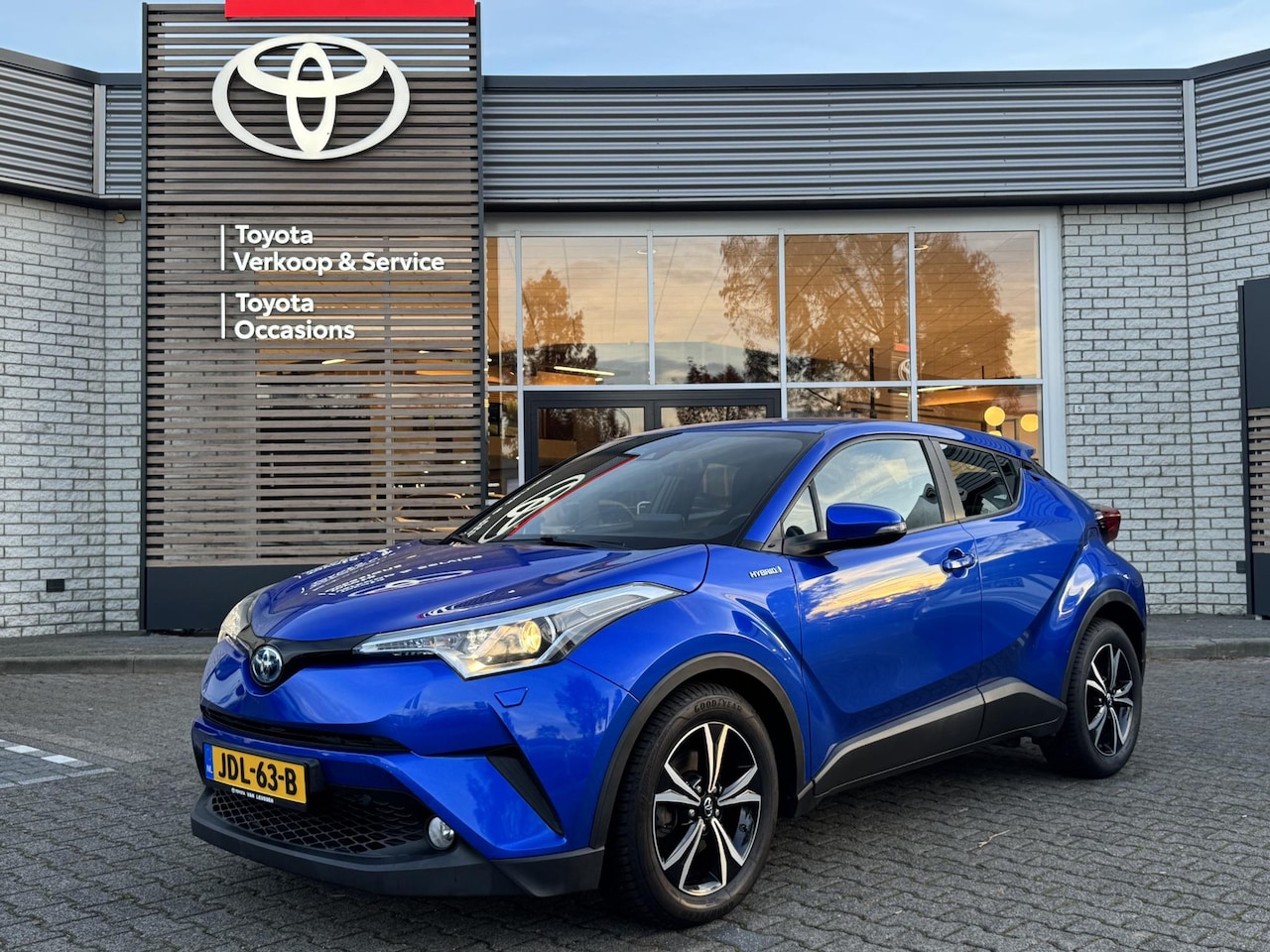 Toyota C-HR - 1.8 HYBRID STOELVERW KEYLESS-START BLUETOOTH CLIMA AD-CRUISE CAMERA 17" LM-VELGEN - AutoWereld.nl
