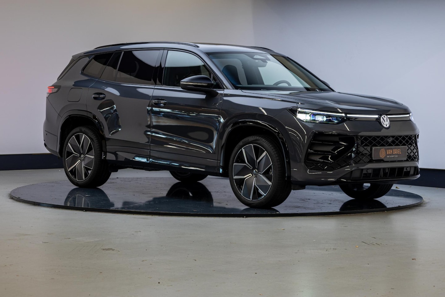 Volkswagen Tayron - 1.5 eHybrid R-Line Edition | Black Style | Trekhaak | Panoramadak | 20 inch | - AutoWereld.nl