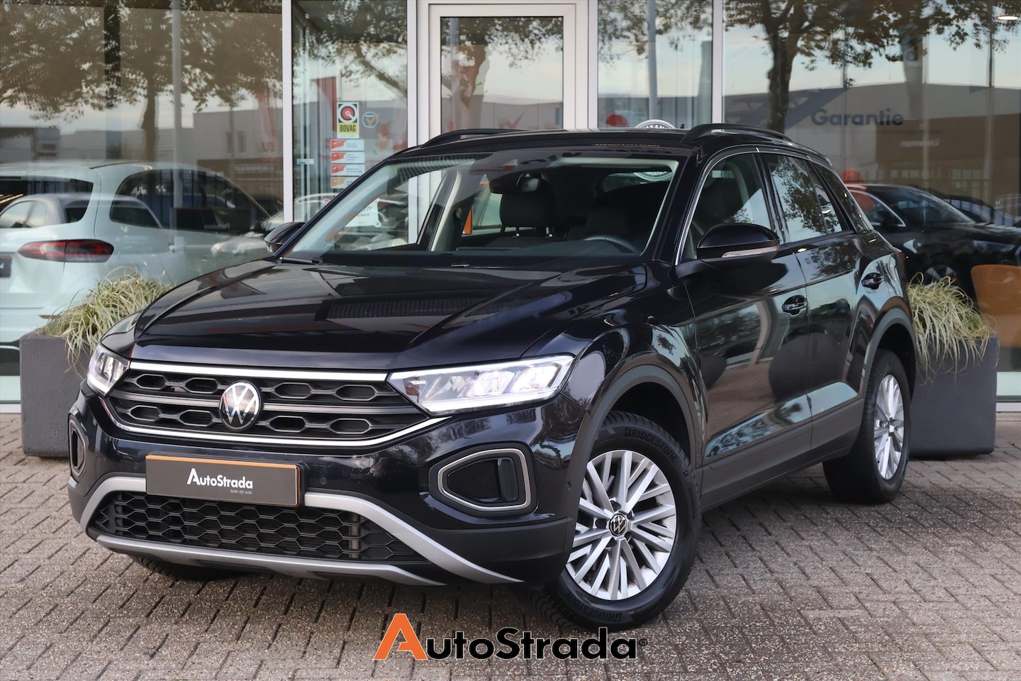 Volkswagen T-Roc - 1.0 Life TSI 110pk | LED | Virtual | Adaptive | Airco | DAB | Parkeersensoren | Carplay - AutoWereld.nl
