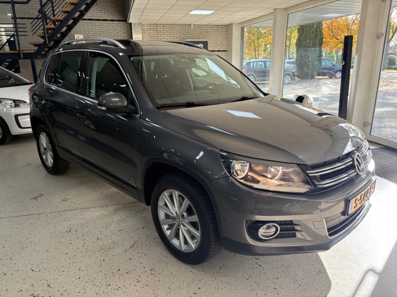 Volkswagen Tiguan - 2.0 TSI  4X4 AUTOMAAT / Panodak / Apple/Android / Climat / Cruise - AutoWereld.nl