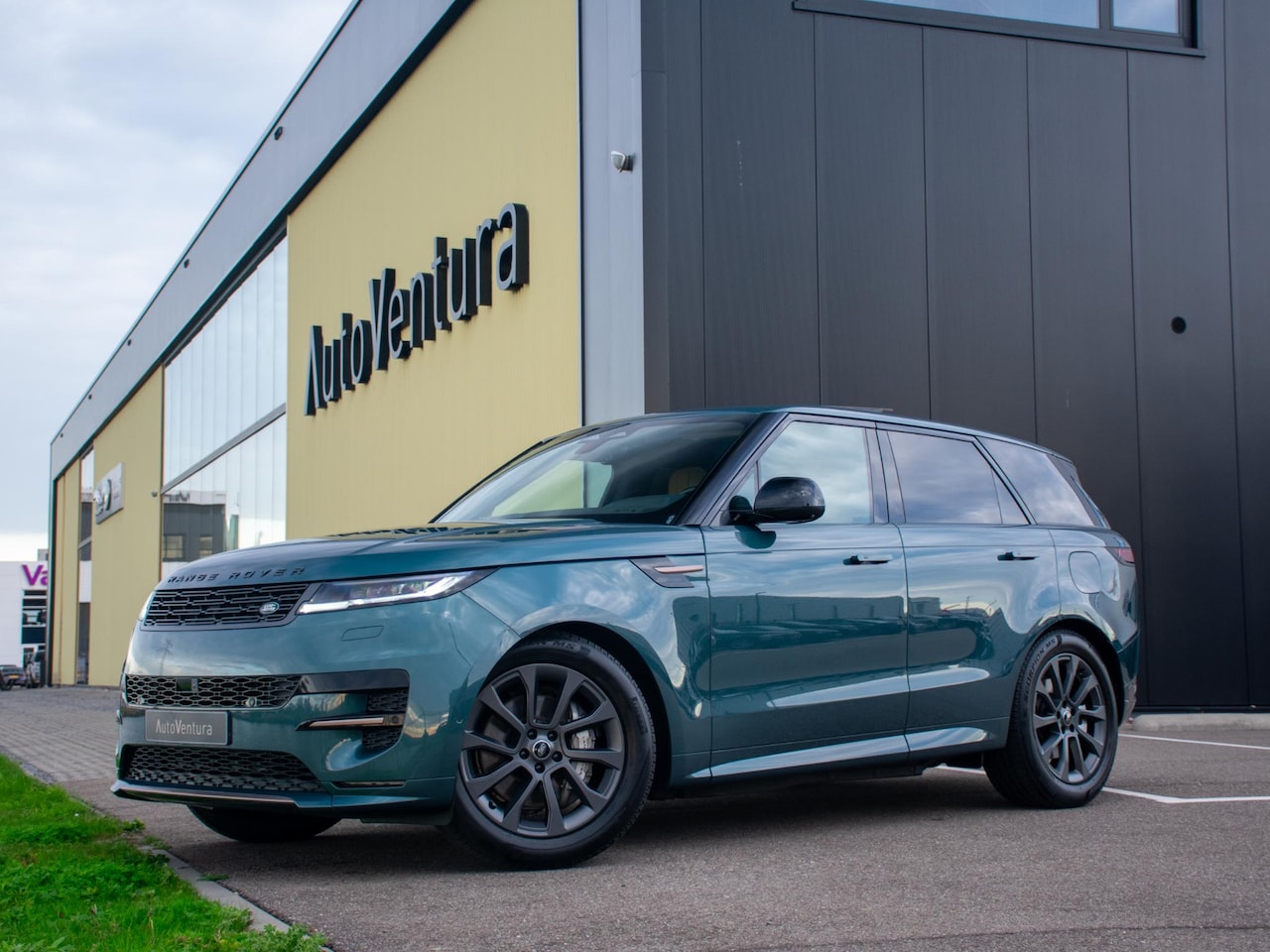 Land Rover Range Rover Sport - 3.0 P460e SE PHEV Trekhaak l Schuif- /kantel Pano l Adapt. Cruise l Cognac interieur l 21" - AutoWereld.nl