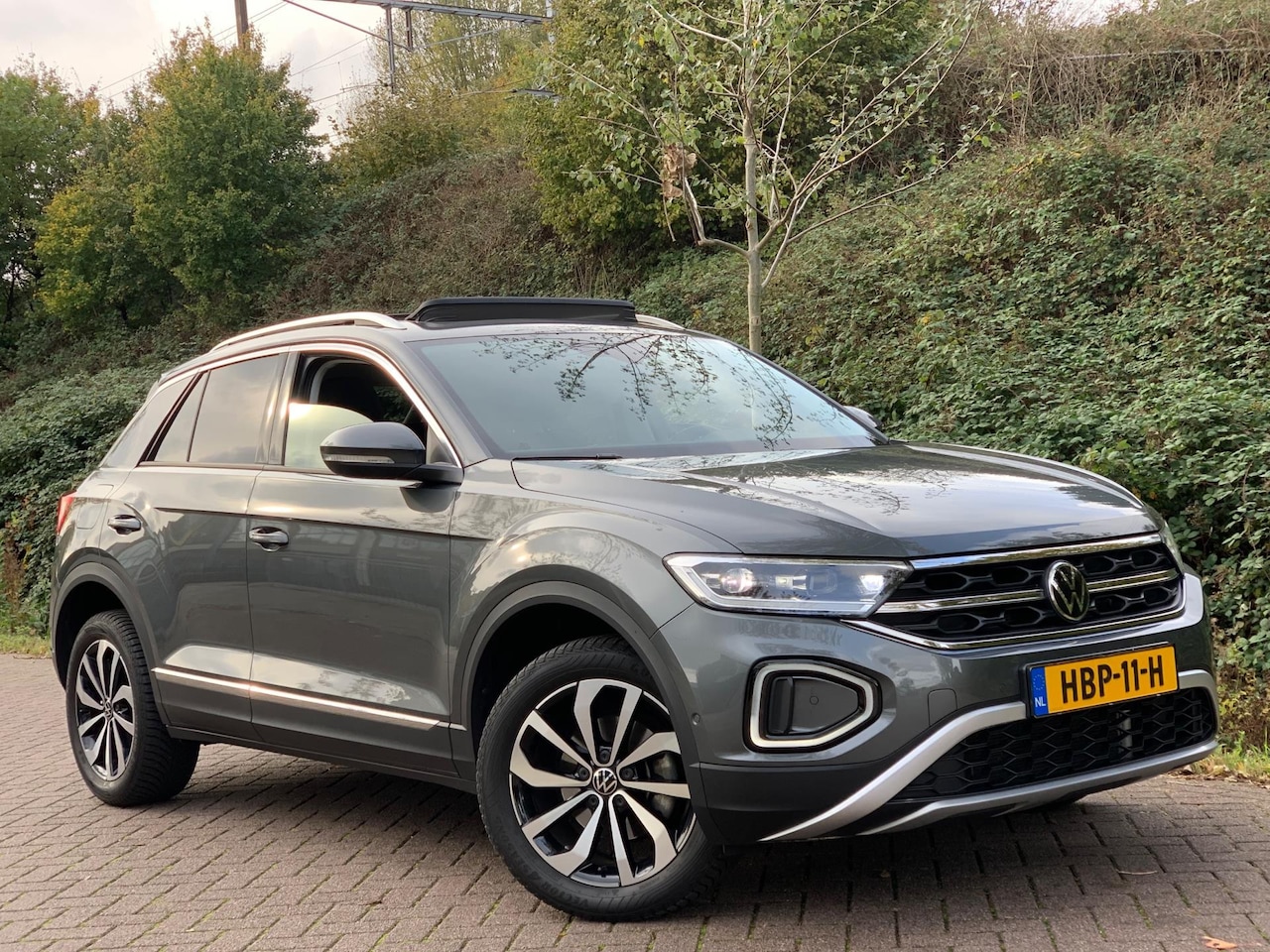 Volkswagen T-Roc - 1.5 TSI Life Business AUTOMAAT PANO 17'' 2024 ! - AutoWereld.nl