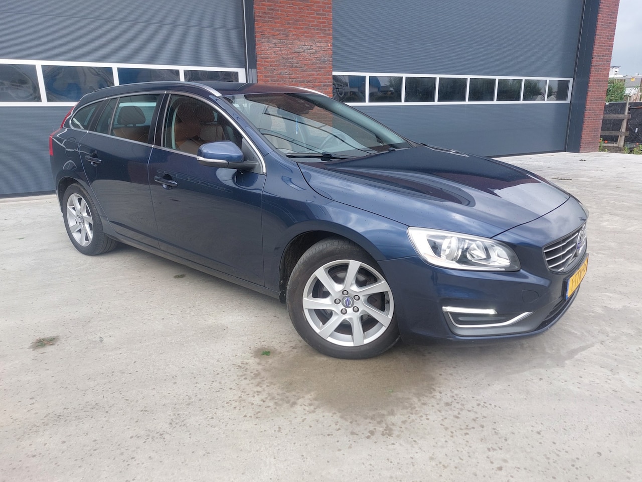 Volvo V60 - 2.0 D4 Summum Leer Navigatie LMV - AutoWereld.nl