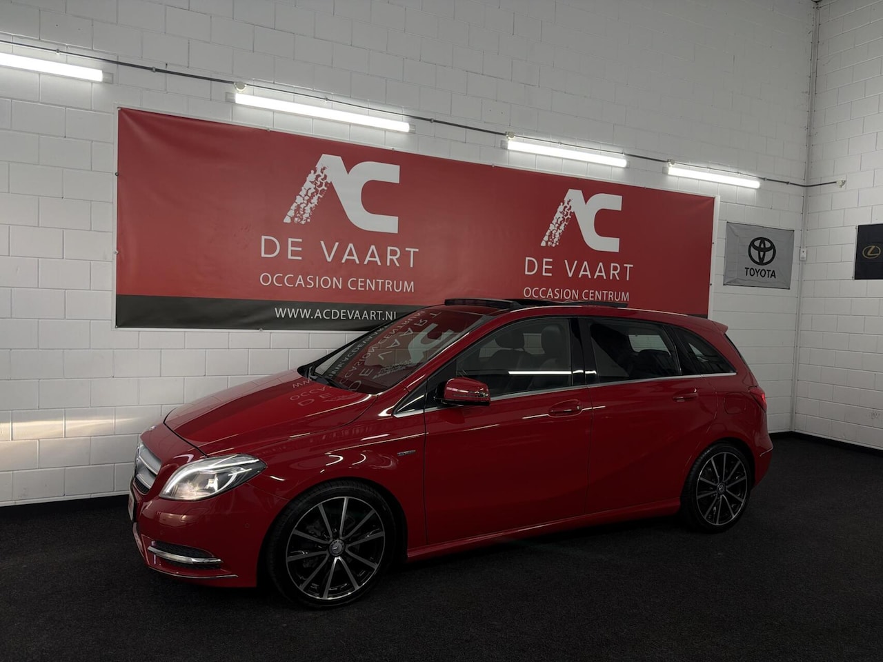 Mercedes-Benz B-klasse - 200 Ambition - AUTOMAAT/PANO/TREKHAAK/NAP - AutoWereld.nl