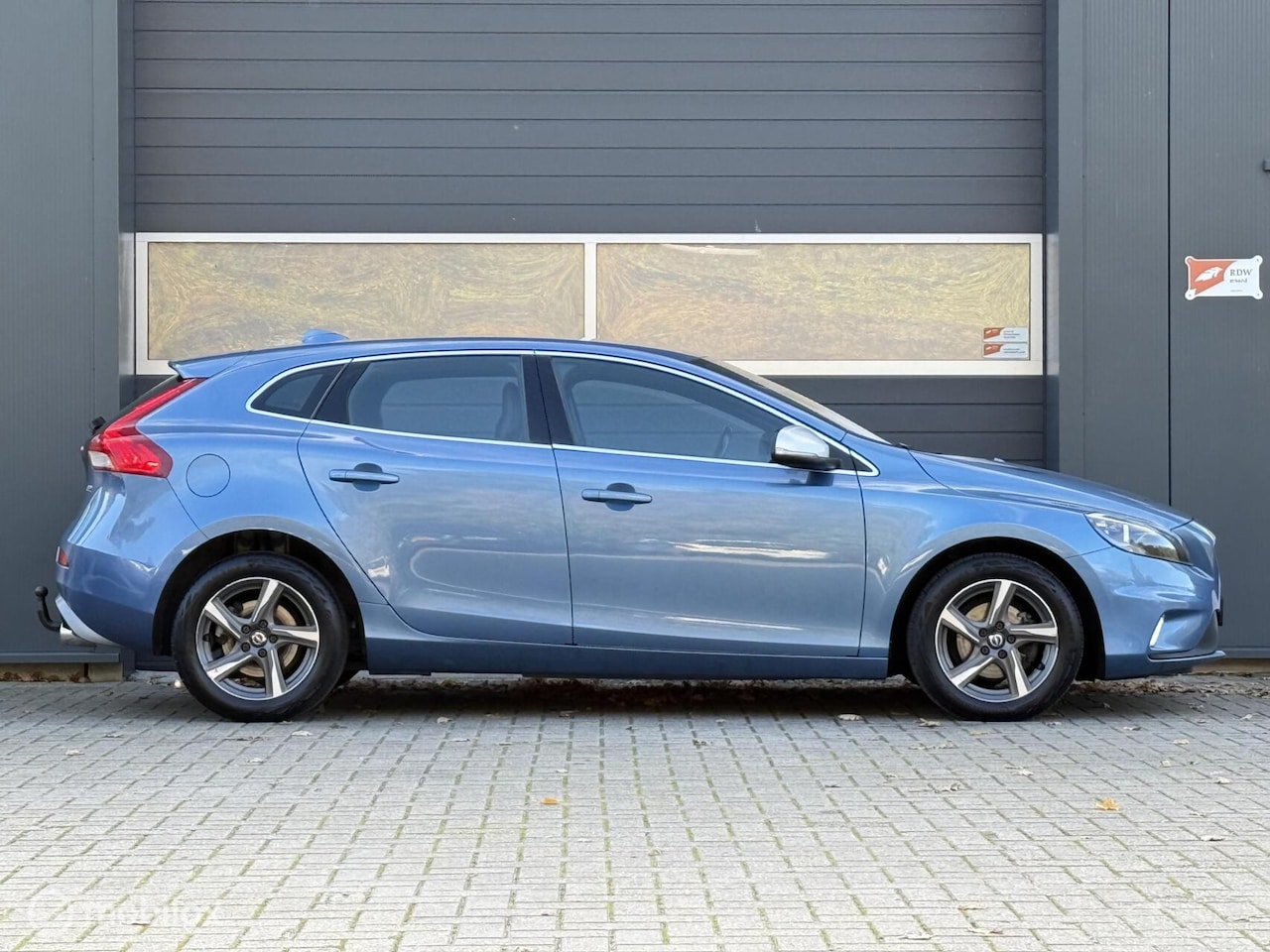 Volvo V40 - 2.0 D2 R-Design D4tune 190pk Navi Leder Trekhaak - AutoWereld.nl