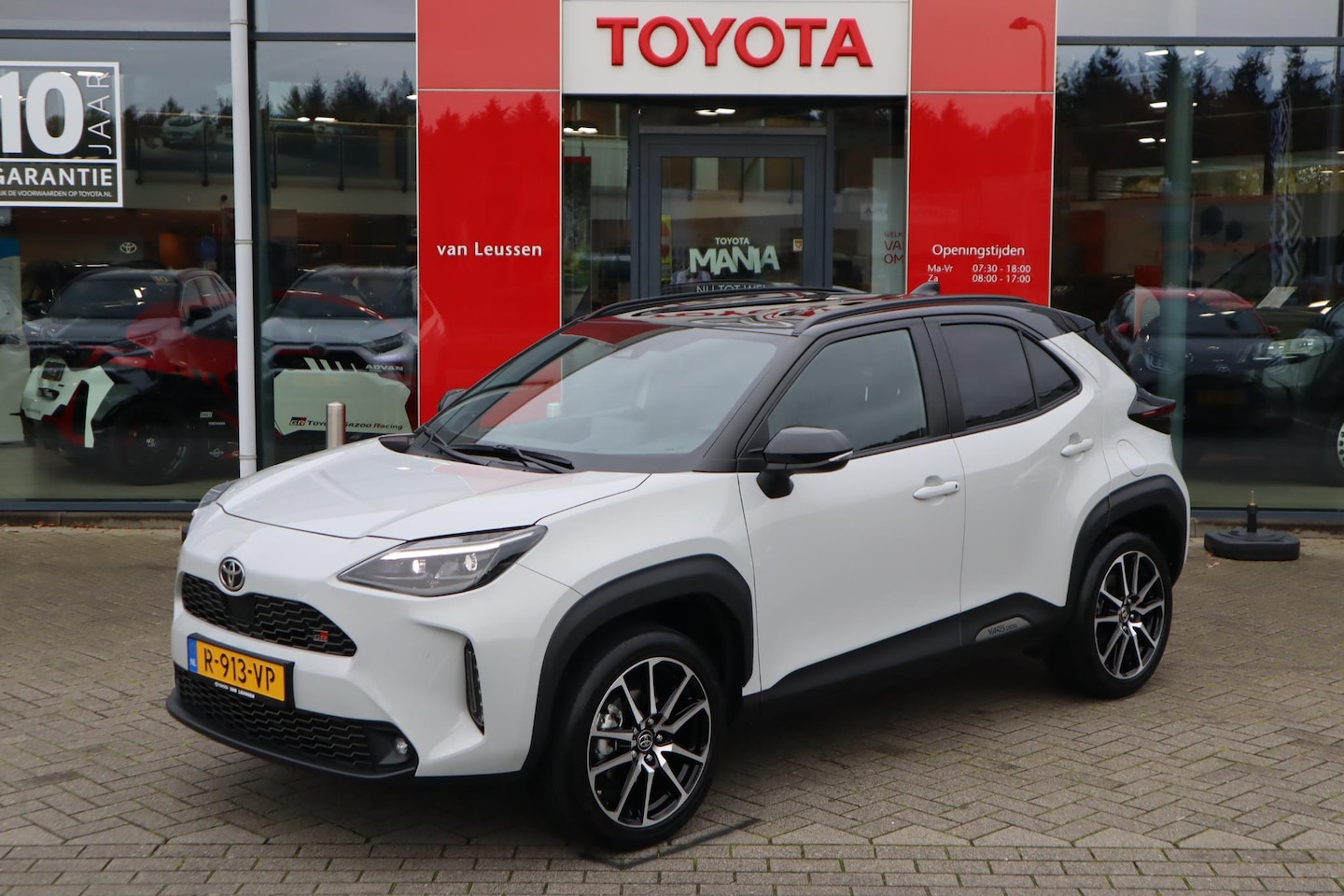 Toyota Yaris Cross - 1.5 HYBRID GR SPORT EL-ACHTERKLEP HUD APPLE/ANDROID BLIND-SPOT STOELVERW STUURVERW JBL-AUD - AutoWereld.nl