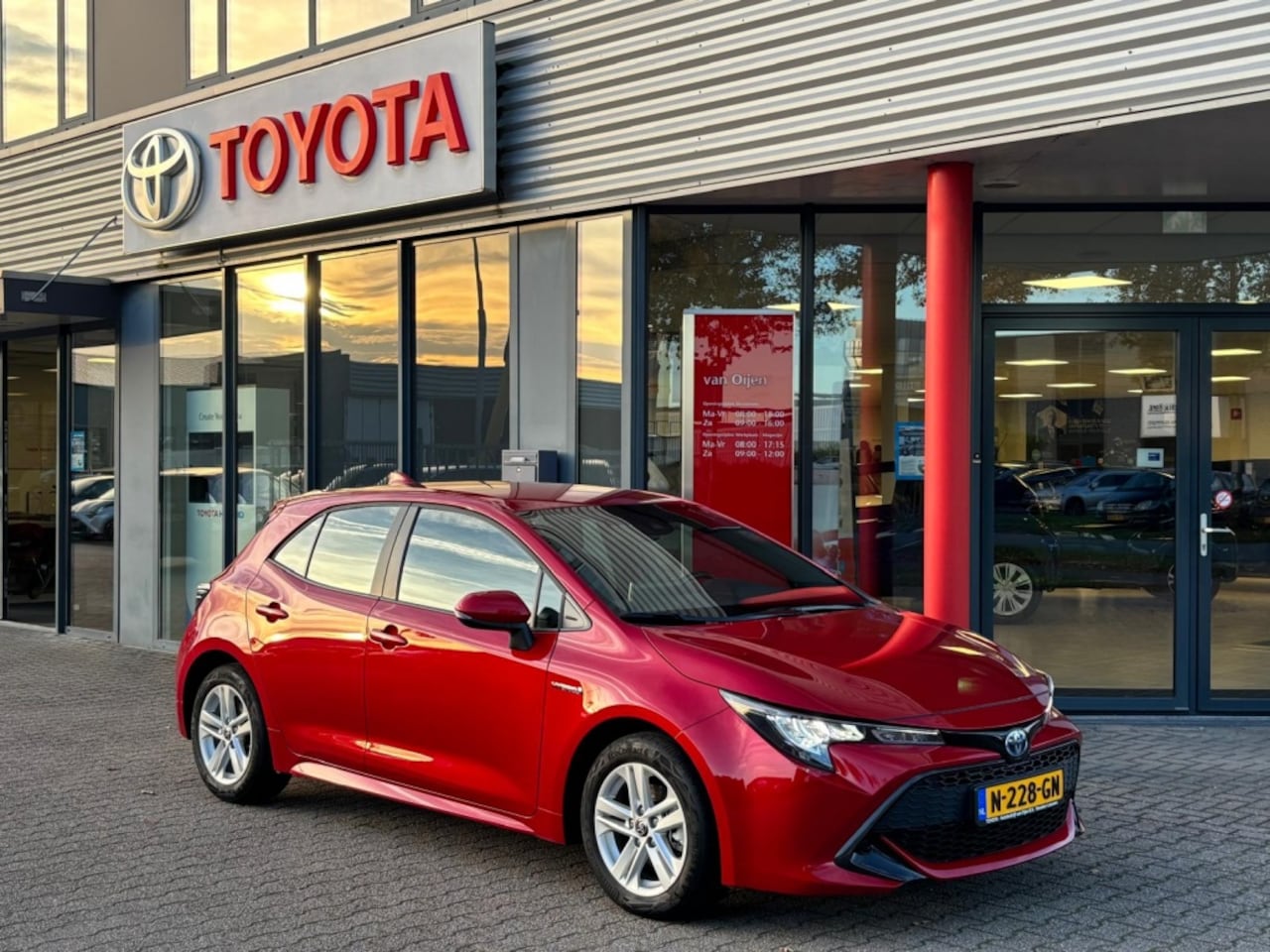 Toyota Corolla - 1.8 Hybrid Active | Automaat | Climate control | Achteruitrijcam - AutoWereld.nl