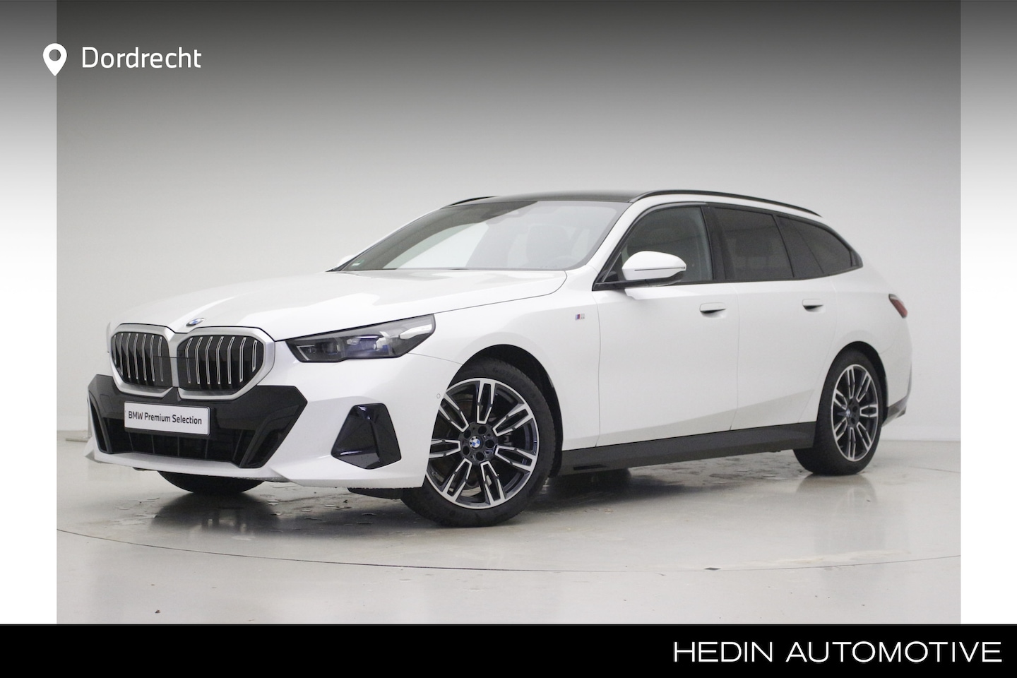 BMW 5-serie Touring - 520i M-Sport | Driving Assistant Plus | Harman Kardon | Panorama | Standkachel | Trekhaak - AutoWereld.nl