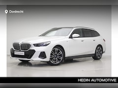 BMW 5-serie Touring - 520i M-Sport | Driving Assistant Plus | Harman Kardon | Panorama | Standkachel | Trekhaak