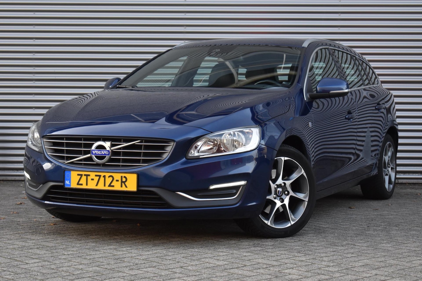 Volvo V60 - 1.6 D2 Ocean Race Edition, Airco, Ecc, Leder, Navi, Trekhaak - AutoWereld.nl