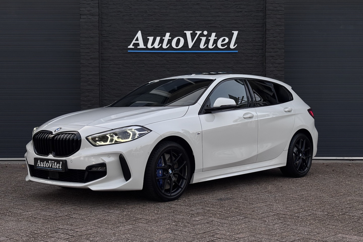 BMW 1-serie - 118i M-sport | Panodak | M-Kuipstoelen | M-performance Wheels | Stoel+Stuurverwarming | Co - AutoWereld.nl