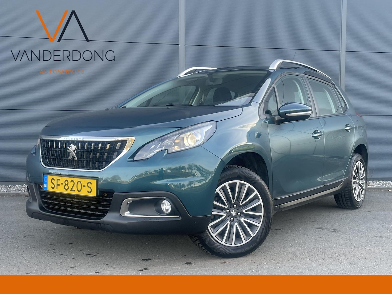 Peugeot 2008 - 1.2 PureTech Blue Lion | Trekhaak - AutoWereld.nl