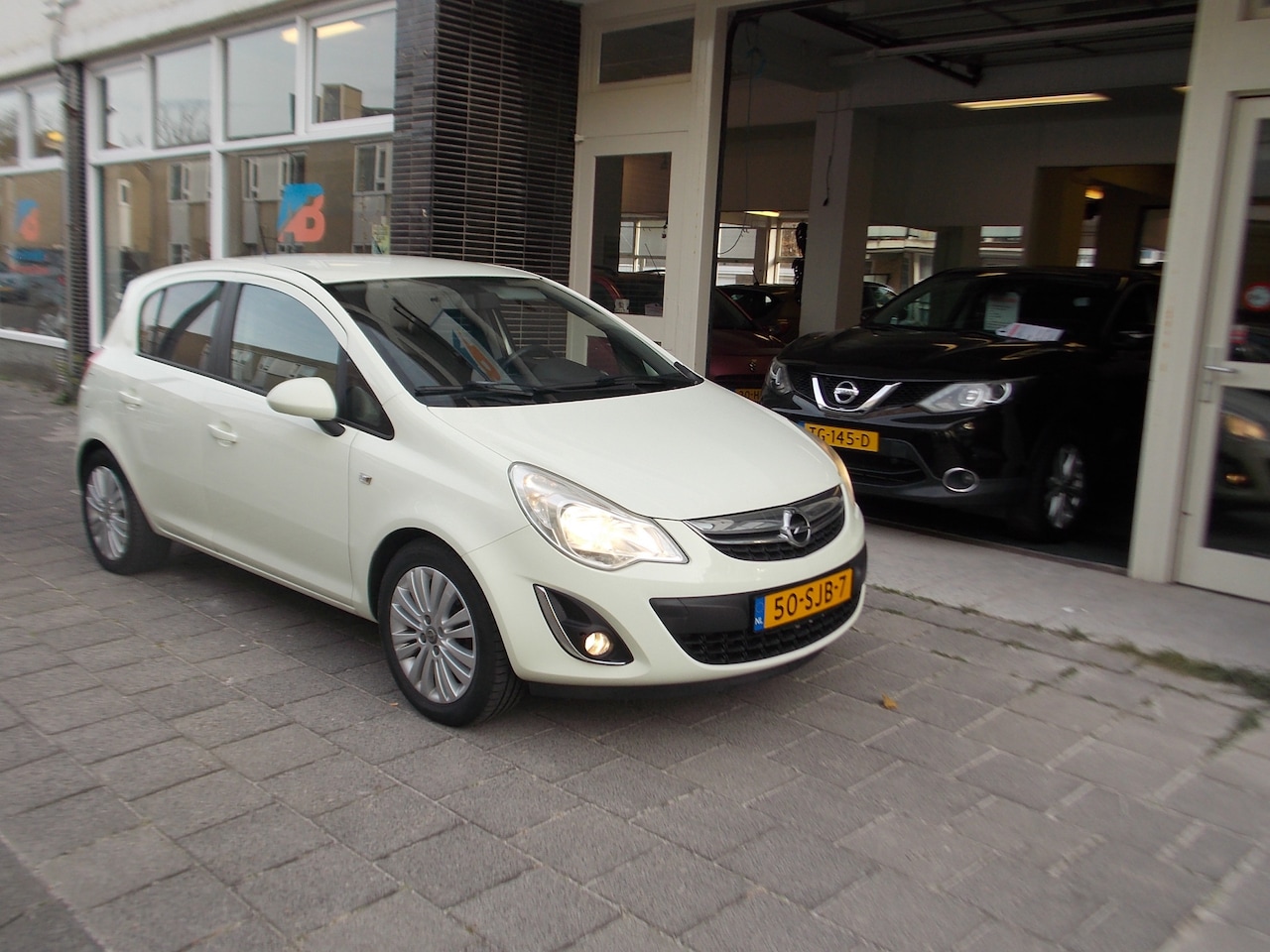 Opel Corsa - 1.4-16V Edition AIRCO LM VELGEN NAVI APK 10-2026 - AutoWereld.nl