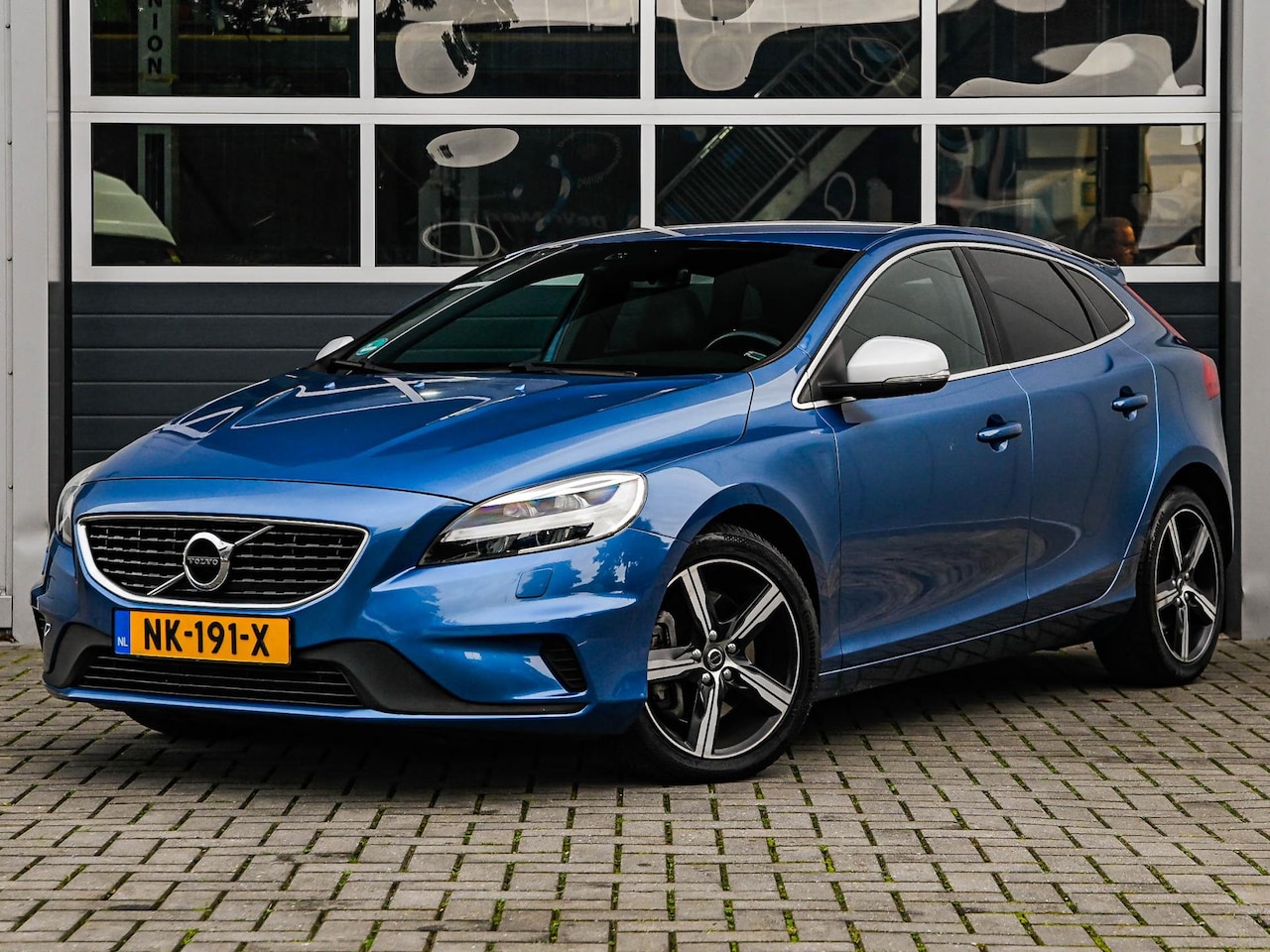 Volvo V40 - 2.0 D4 R-design Nordic+ | Automaat | Full LED | Harman&Kardon | Climate control | Stoelver - AutoWereld.nl
