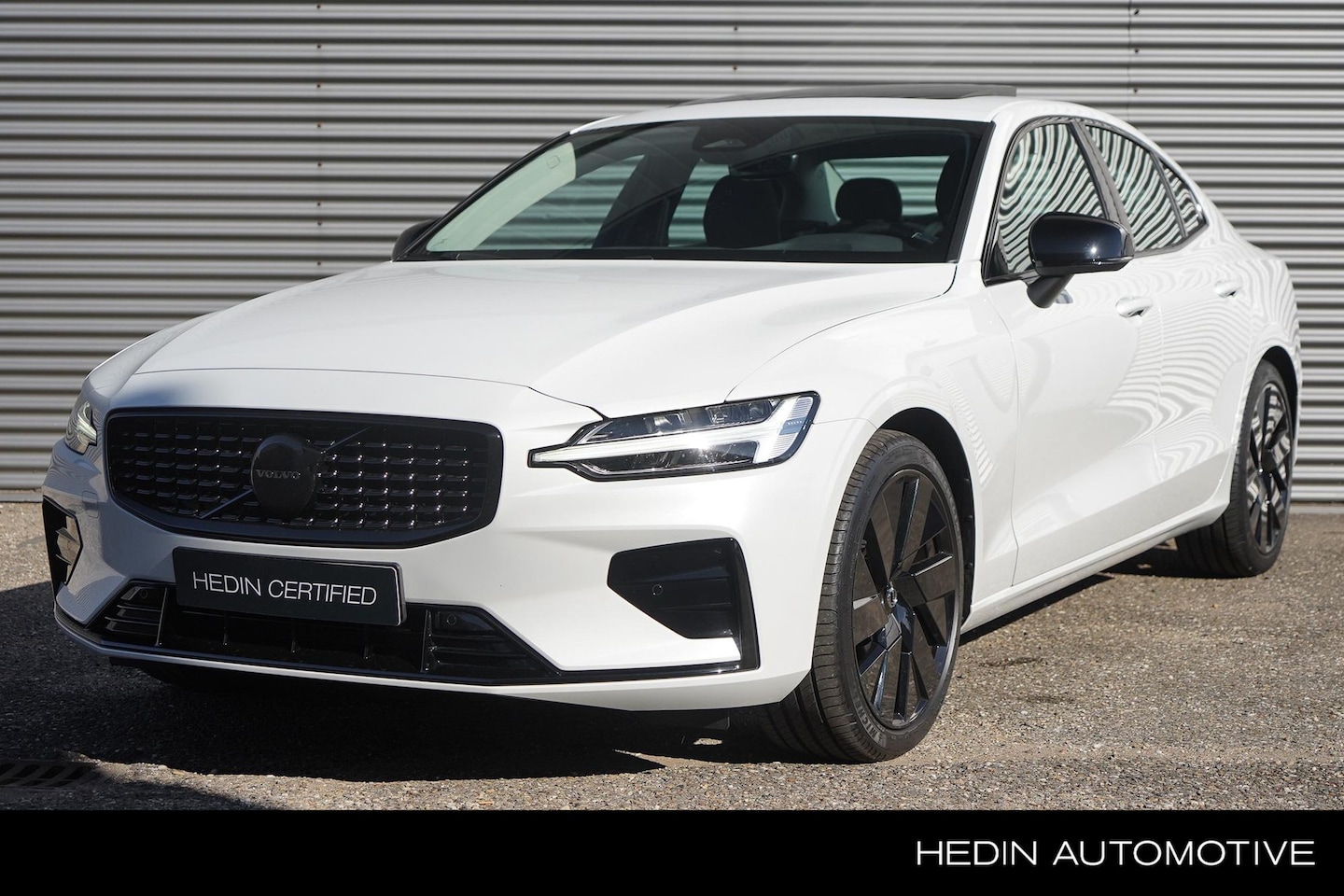 Volvo S60 - B4 Plus Dark | Pano. dak | 19 inch LM velgen | Premium Audio | Trekhaak | Power Seats | - AutoWereld.nl