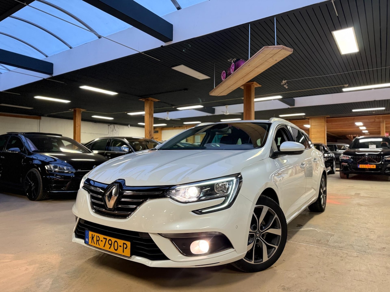 Renault Mégane Estate - 1.2 TCe Bose Facelift Digitaal Airco Sfeervrlchtng Cruise Control - AutoWereld.nl