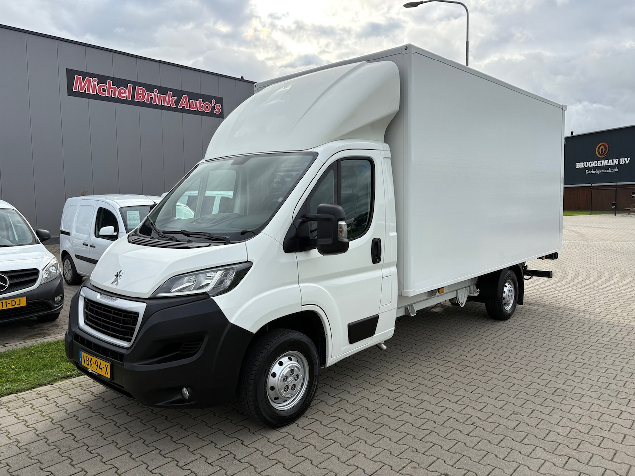Peugeot Boxer - 335 2.0 BlueHDI Bakwagen Laadklep - AutoWereld.nl