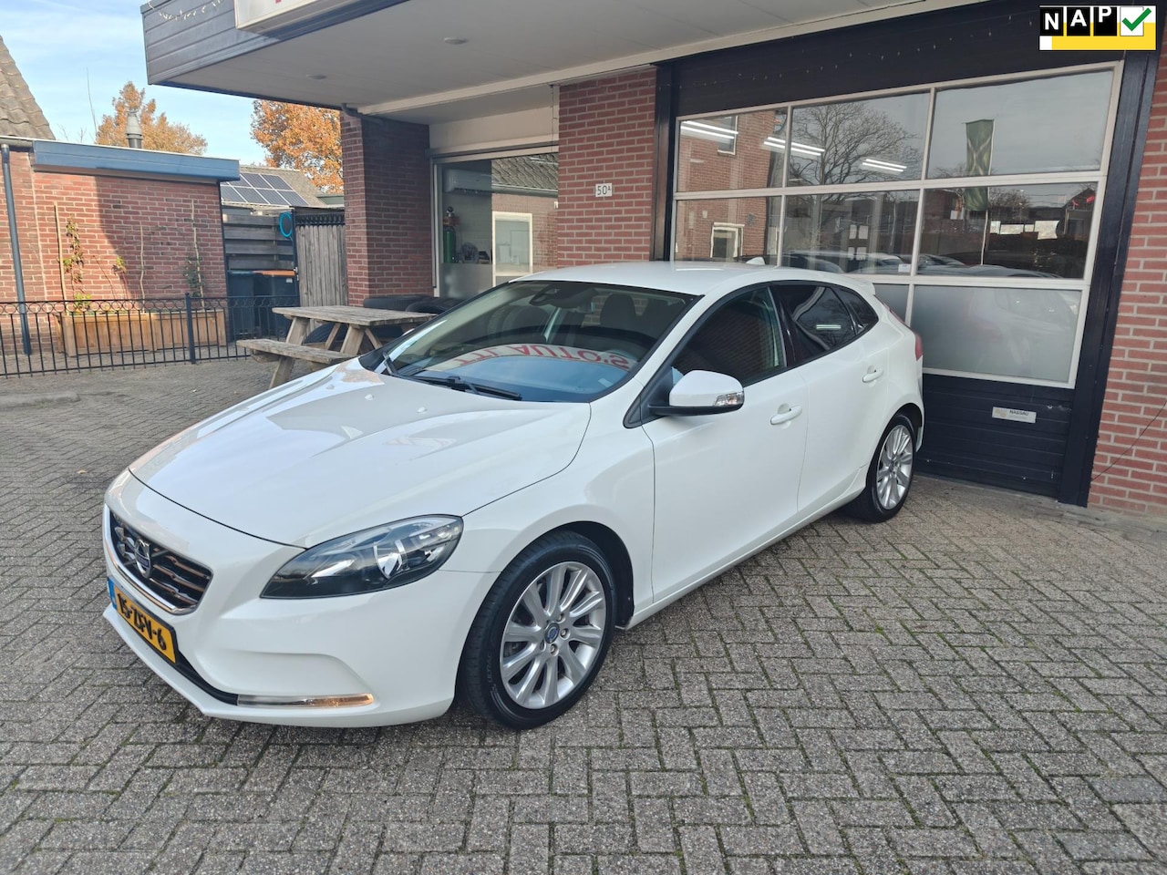 Volvo V40 - 1.6 T3 Kinetic 1.6 T3 Kinetic, Clima, Cruise, Camera, PDC, NAP - AutoWereld.nl
