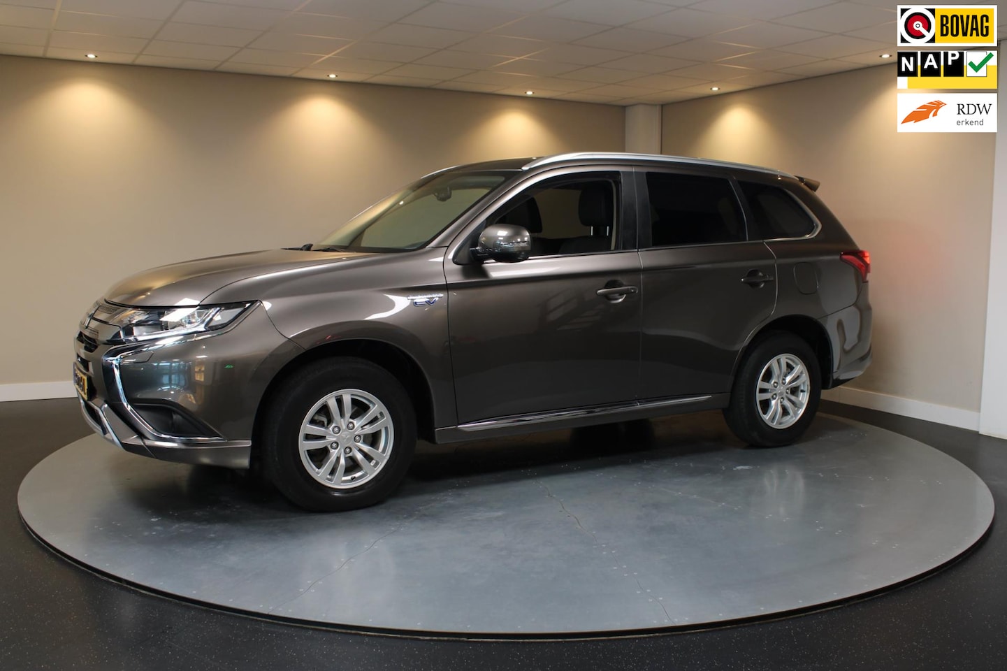 Mitsubishi Outlander - 2.4 PHEV Pure *2de Eigenaar/Dealer OH* Carplay|Trekhaak|Camera|DAB|NAP - AutoWereld.nl