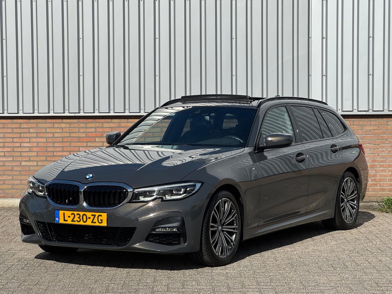 BMW 3-serie Touring - 318i M-pakket/ Panorama/ Dravitgrau - AutoWereld.nl