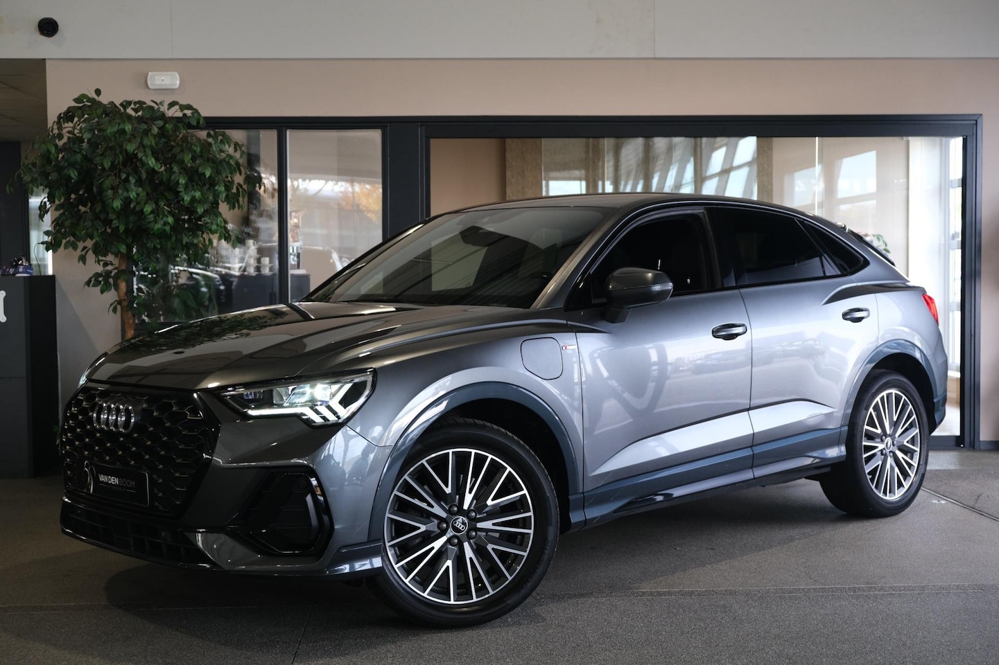 Audi Q3 Sportback - 45 TFSIe 245pk 2x S-line Matrix Cam Cruise - AutoWereld.nl