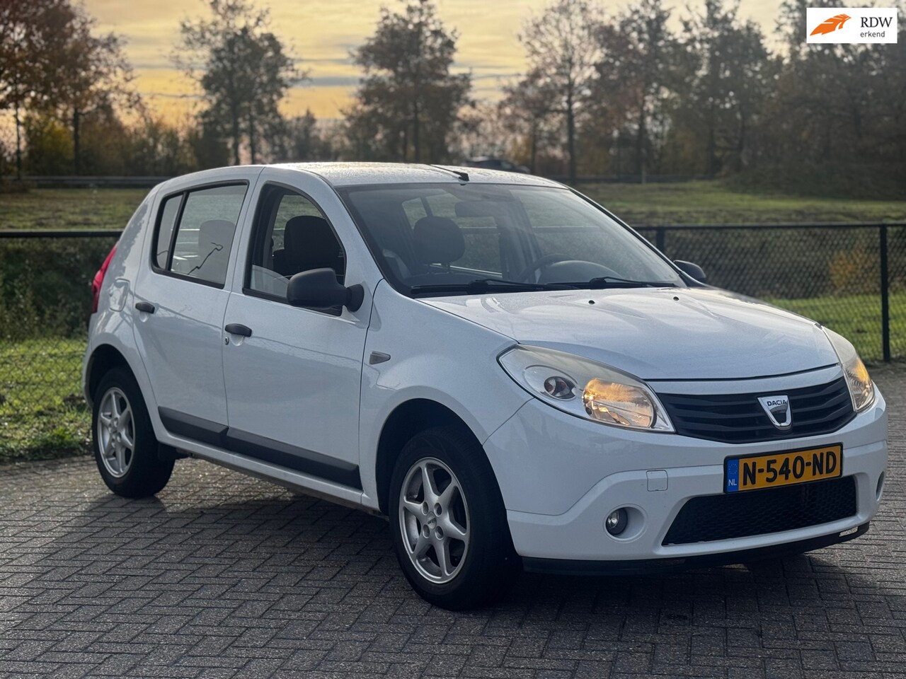Dacia Sandero - 1.2 Lauréate+Airco+APK - AutoWereld.nl