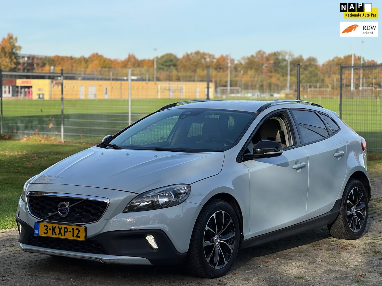 Volvo V40 Cross Country - 1.6 D2 Summum Cross Country Leder Navi Memory Trekhaak - AutoWereld.nl