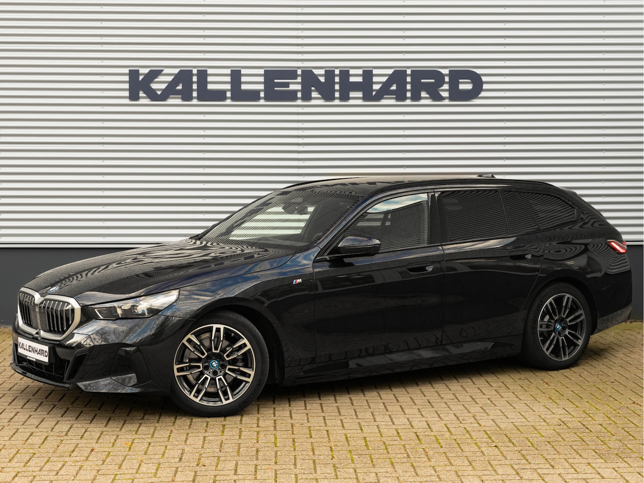 BMW 5-serie Touring - 530e M-Sport - Pano - Trekhaak - Driving Ass - Camera - AutoWereld.nl