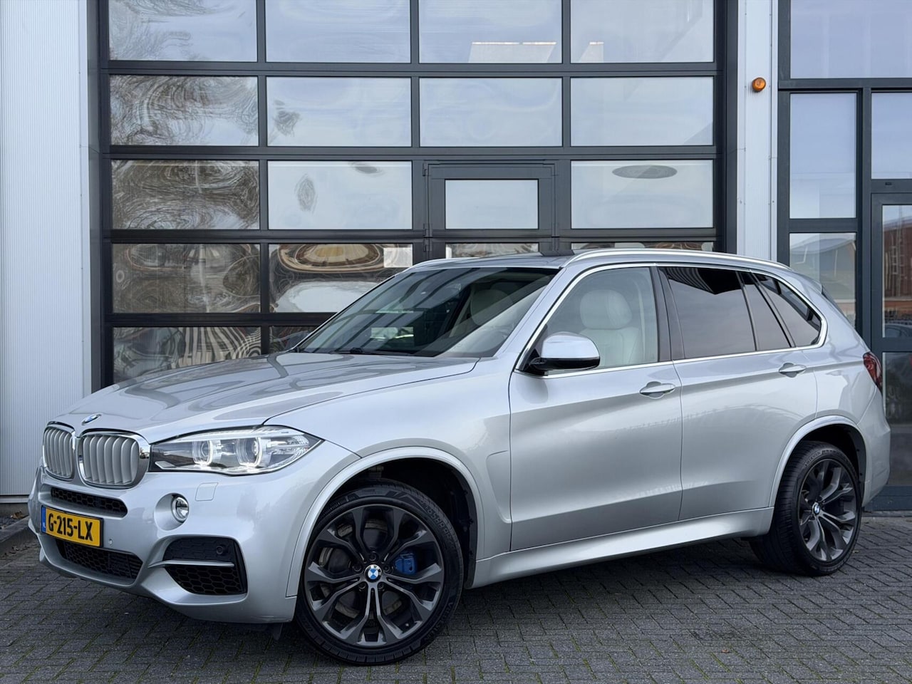 BMW X5 - xDrive35i High Executive 306PK+ / PANO / LED / SFEERV - AutoWereld.nl