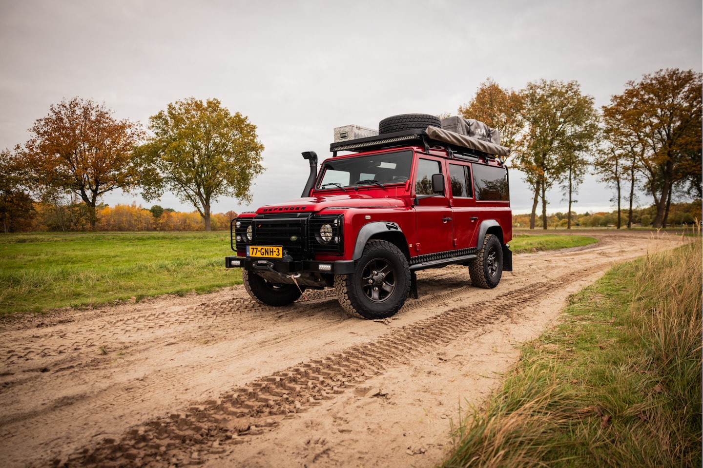 Land Rover Defender - 2.4Tdci Station Wagon Unieke uitvoering - AutoWereld.nl