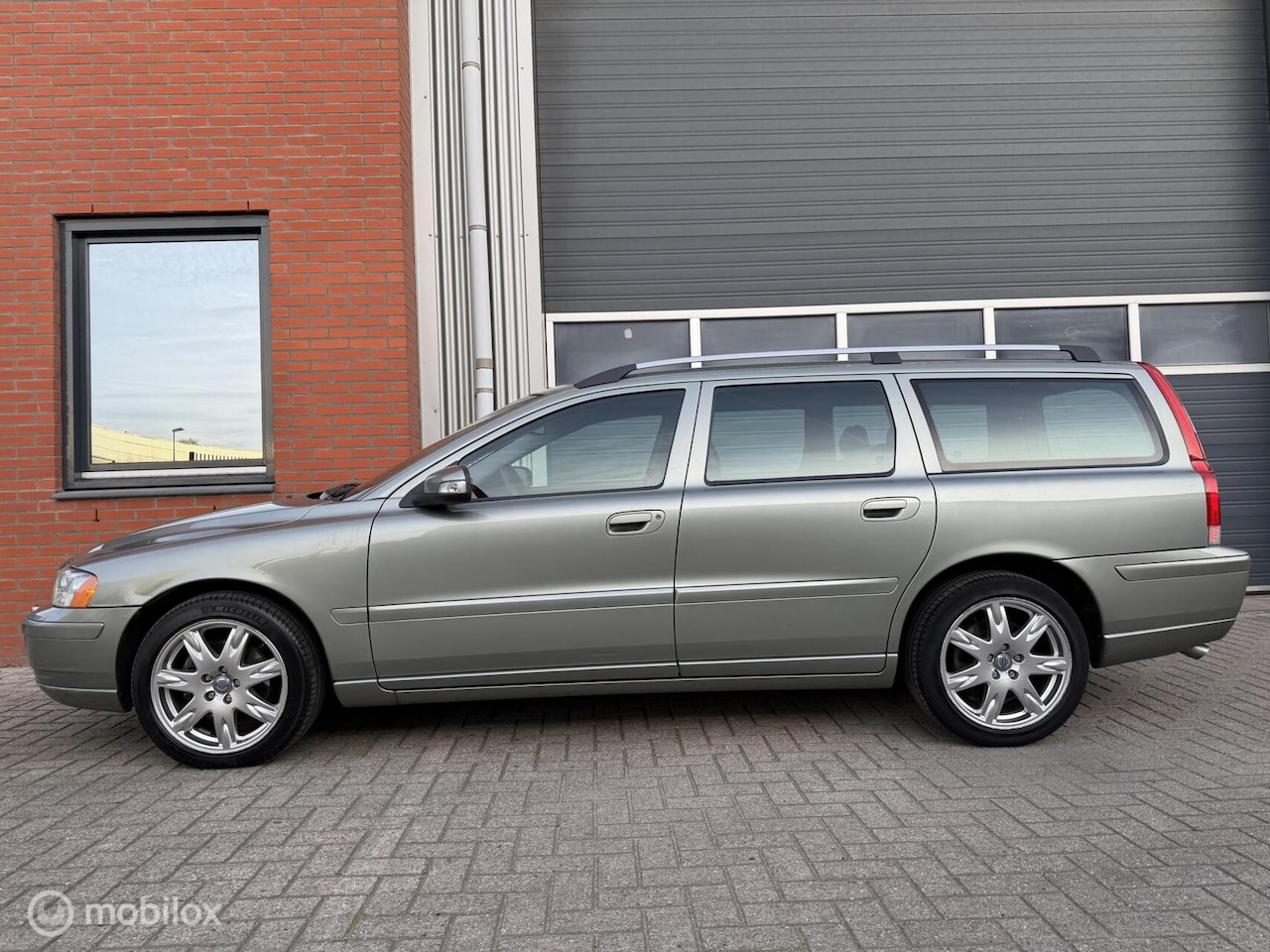 Volvo V70 - 2.4 Aut. Edition Sport - Volvo dealer onderh. - AutoWereld.nl