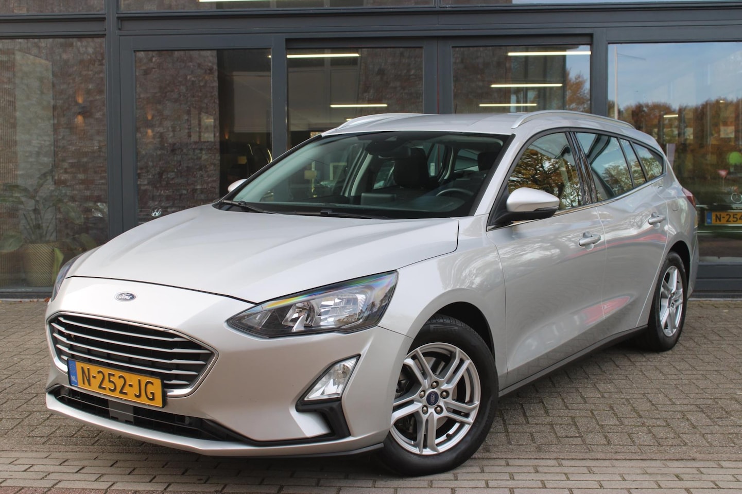 Ford Focus Wagon - 1.0 EcoBoost Hybrid Business | Cruise control | Camera | Carplay | Rondom parkeersensoren - AutoWereld.nl